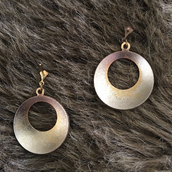 Vintage gold tone ombré laser cut disc earrings - Picture 2 of 4